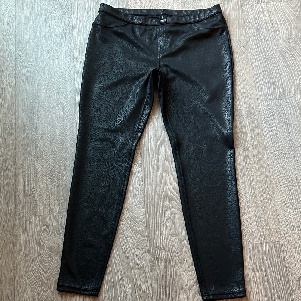 HUE Black vegan 🌱 Leather Snake-Embossed Leggings gently used mint condition